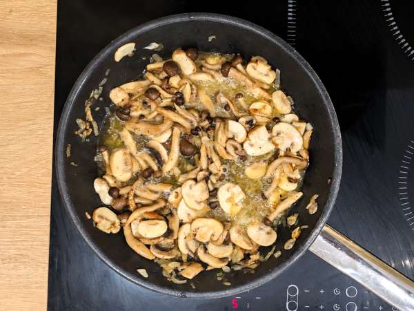 Kremalı soslu shimeji ve kahverengi mantarlı makarna - Hazırlık adım 5