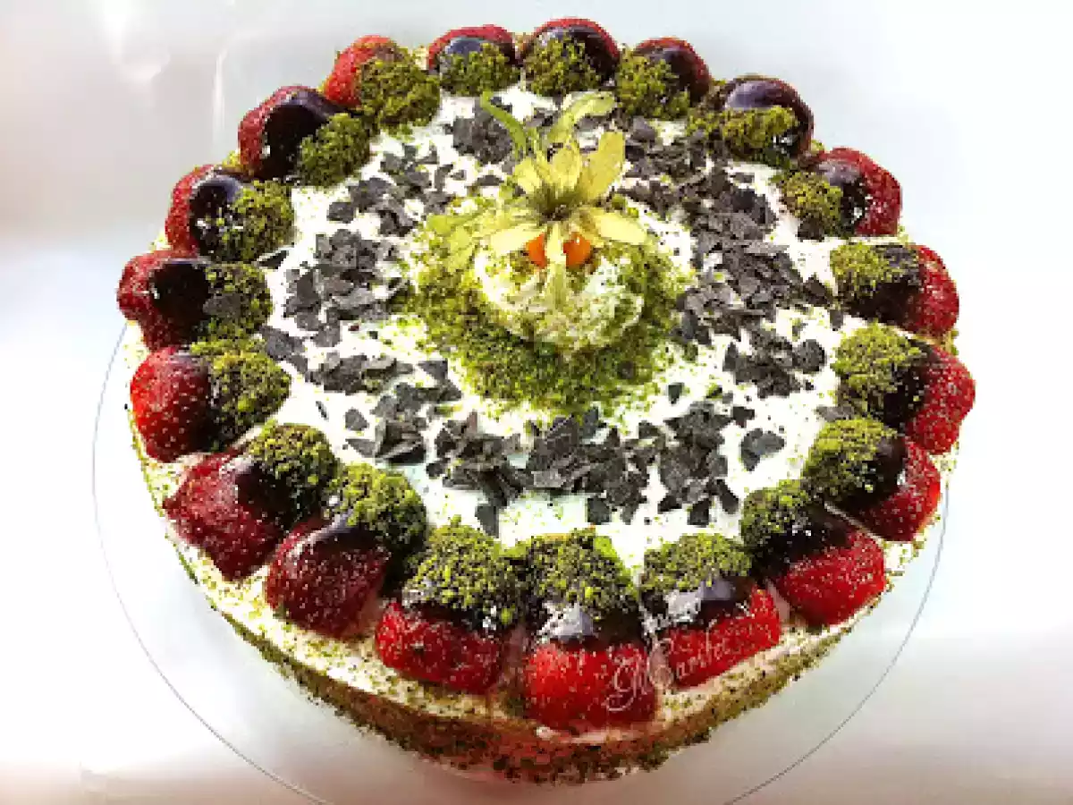 3 KATLI ÇİLEKLİ PASTA