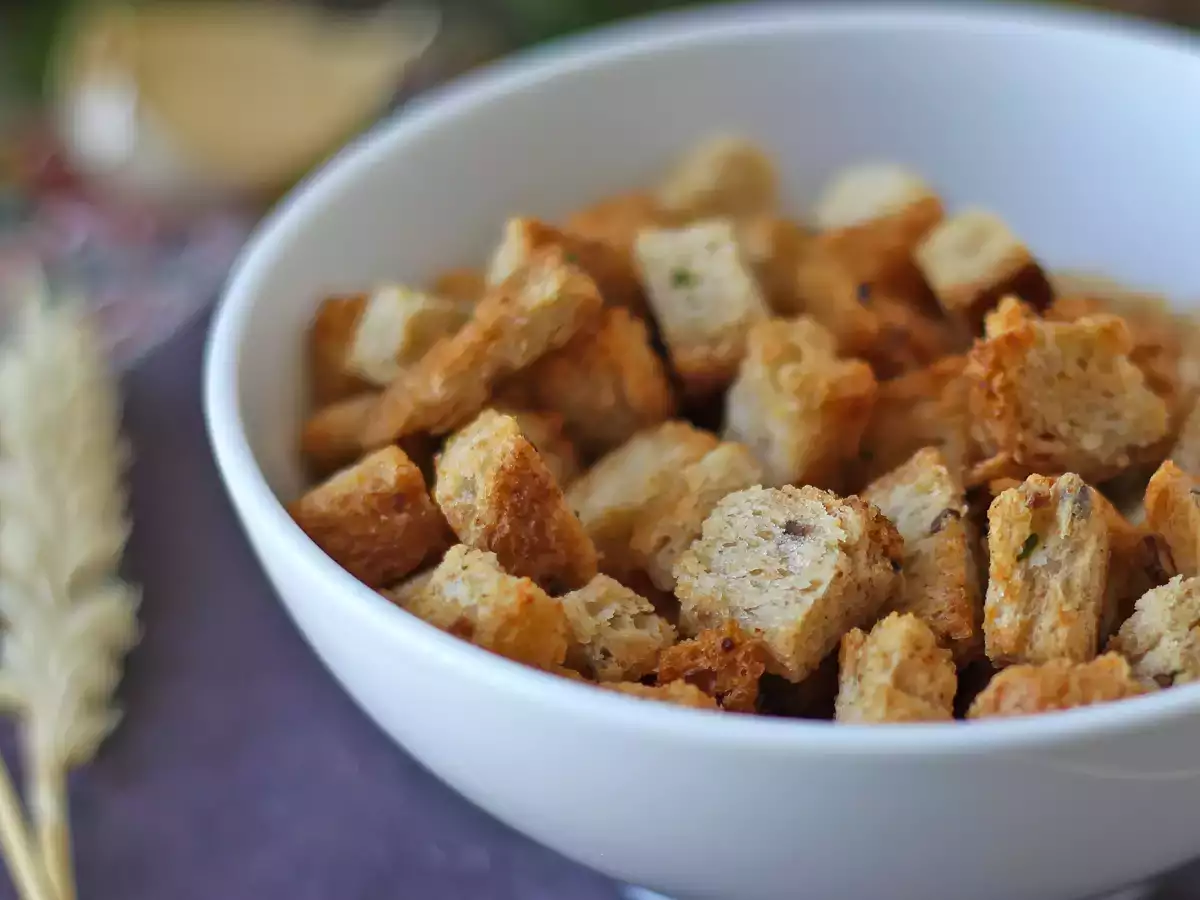Air Fryer'da çıtır çıtır otlu krutonlar (hızlı ve kolay) - fotoğraf 3