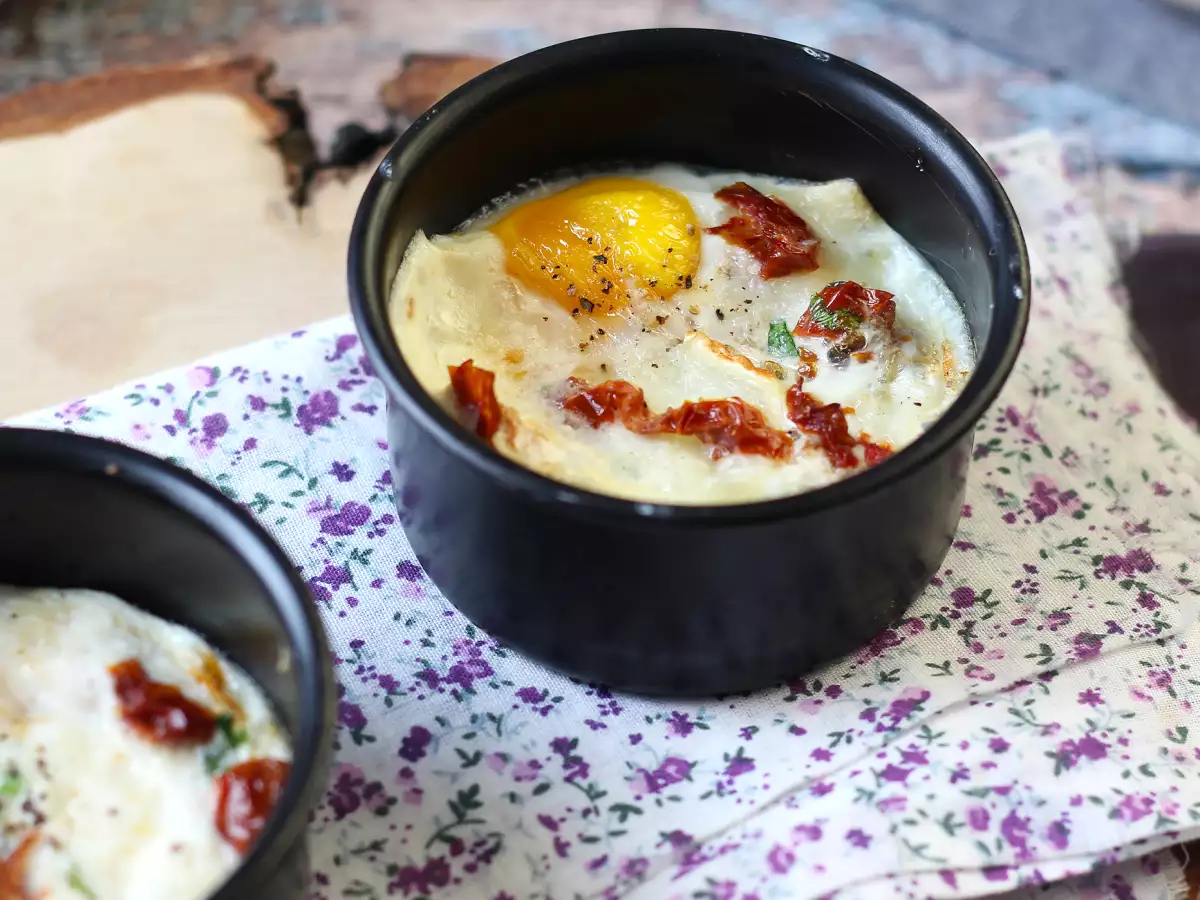 Air Fryer'da Keçi Peynirli ve Kuru Domatesli Güveçte Yumurta - fotoğraf 2