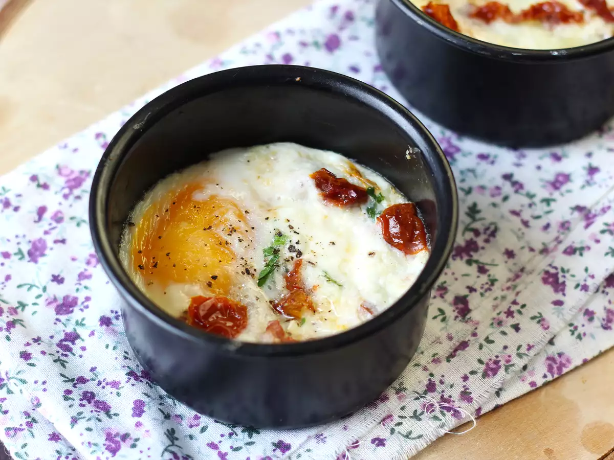 Air Fryer'da Keçi Peynirli ve Kuru Domatesli Güveçte Yumurta - fotoğraf 4