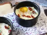 Air Fryer'da Keçi Peynirli ve Kuru Domatesli Güveçte Yumurta, fotoğraf 1