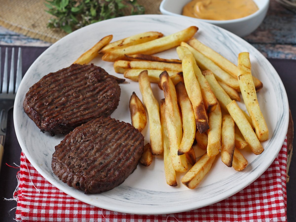 Air Fryer'da kıyılmış biftek nasıl pişirilir?