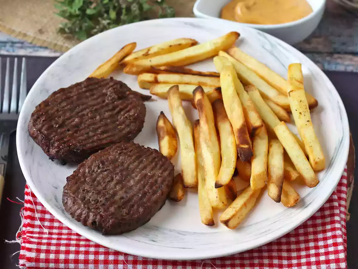 Air Fryer'da kıyılmış biftek nasıl pişirilir?