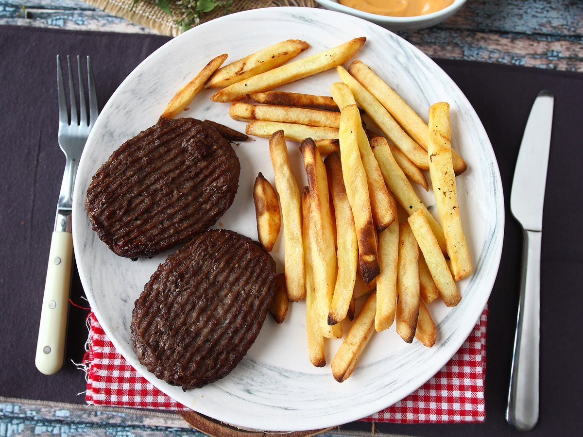 Air Fryer'da kıyılmış biftek nasıl pişirilir? - fotoğraf 4