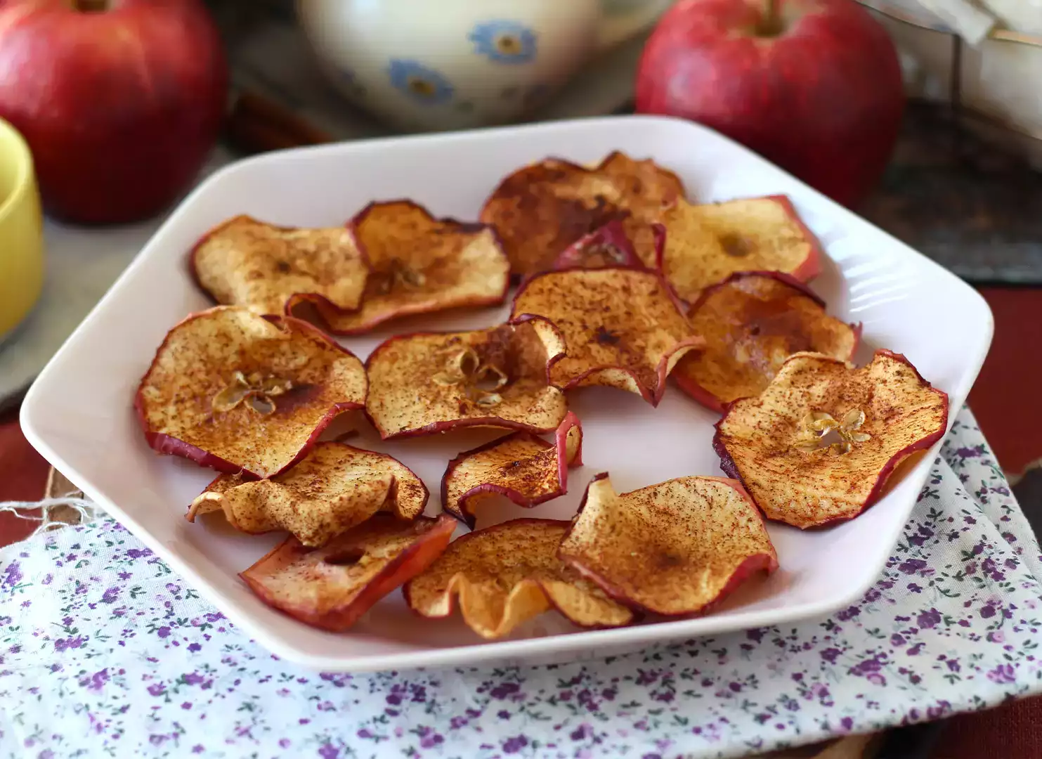 Air fryer'da tarçınlı elma cipsi