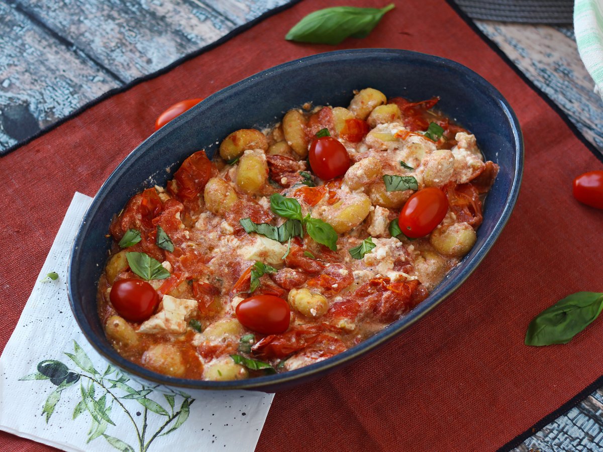 Airfryer ile fırında beyaz peynirli gnocchi, kiraz domates ve beyaz peynir ile süper hızlı bir yemek!