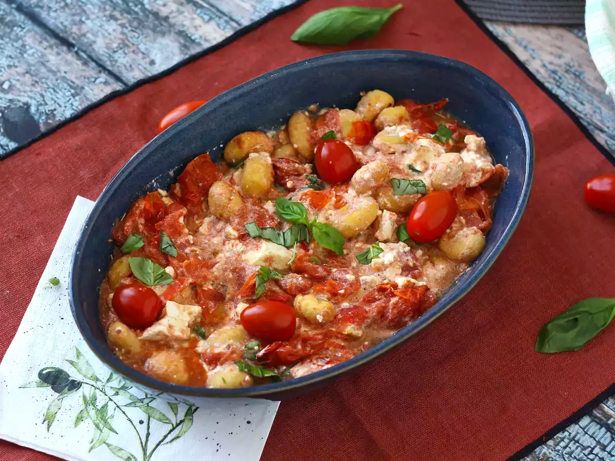 Airfryer ile fırında beyaz peynirli gnocchi, kiraz domates ve beyaz peynir ile süper hızlı bir yemek!