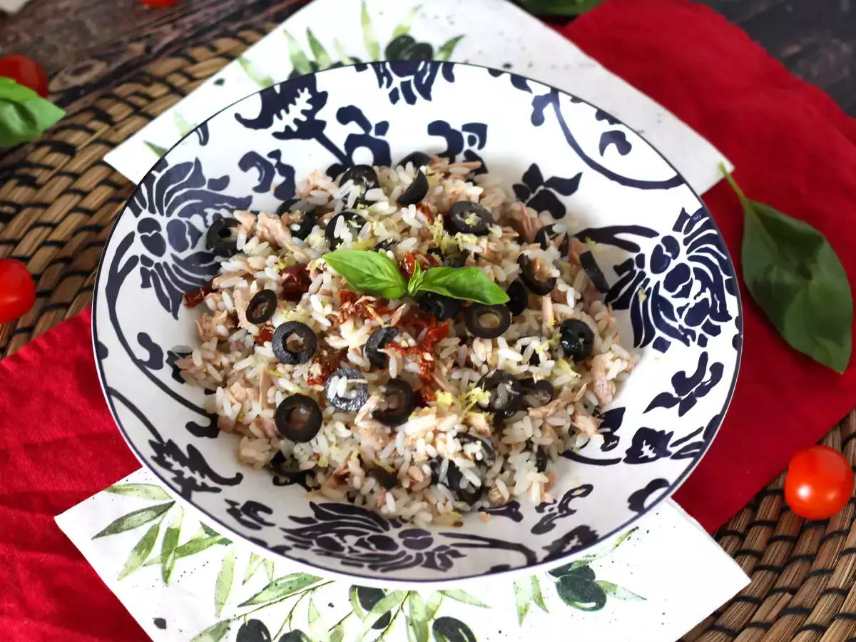 Akdeniz pirinç salatası: ton balığı, zeytin, güneşte kurutulmuş domates ve limon - fotoğraf 2