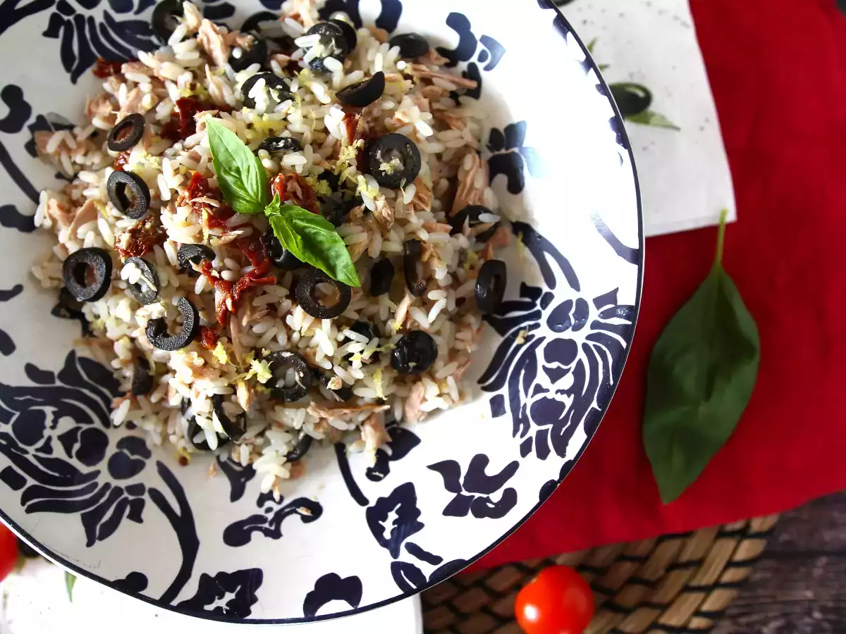 Akdeniz pirinç salatası: ton balığı, zeytin, güneşte kurutulmuş domates ve limon - fotoğraf 3