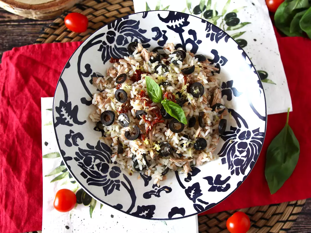 Akdeniz pirinç salatası: ton balığı, zeytin, güneşte kurutulmuş domates ve limon - fotoğraf 4