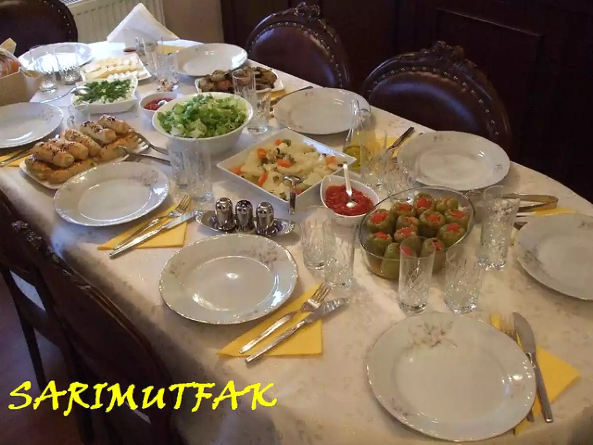 AKŞAM YEMEĞİ MASASI VE PÜRE YATAĞINDA ROSTO - fotoğraf 2