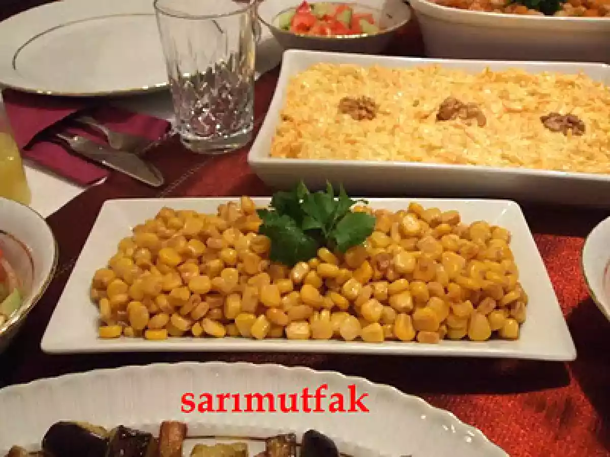 AKŞAM YEMEĞİ SOFRASI VE SOYA SOSLU MISIR