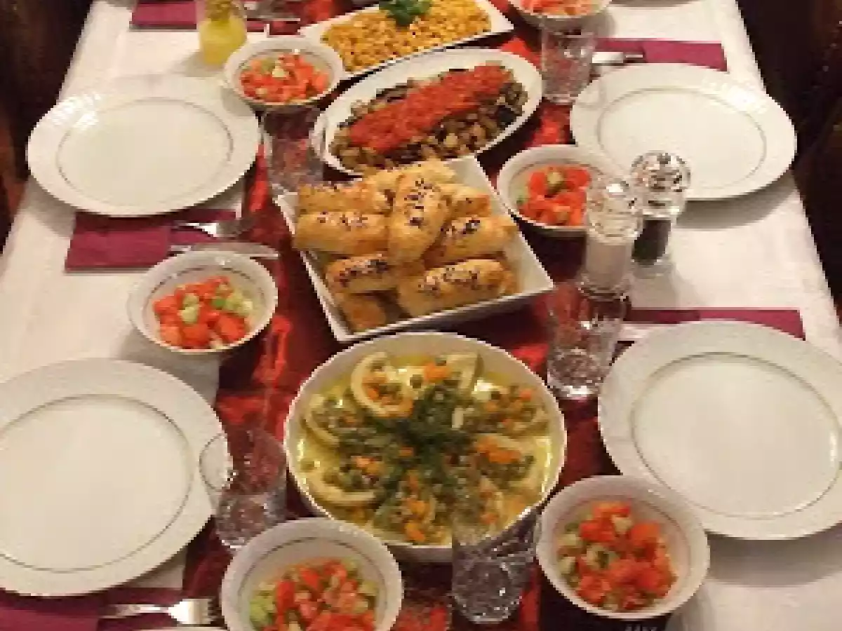 AKŞAM YEMEĞİ SOFRASI VE SOYA SOSLU MISIR - fotoğraf 3