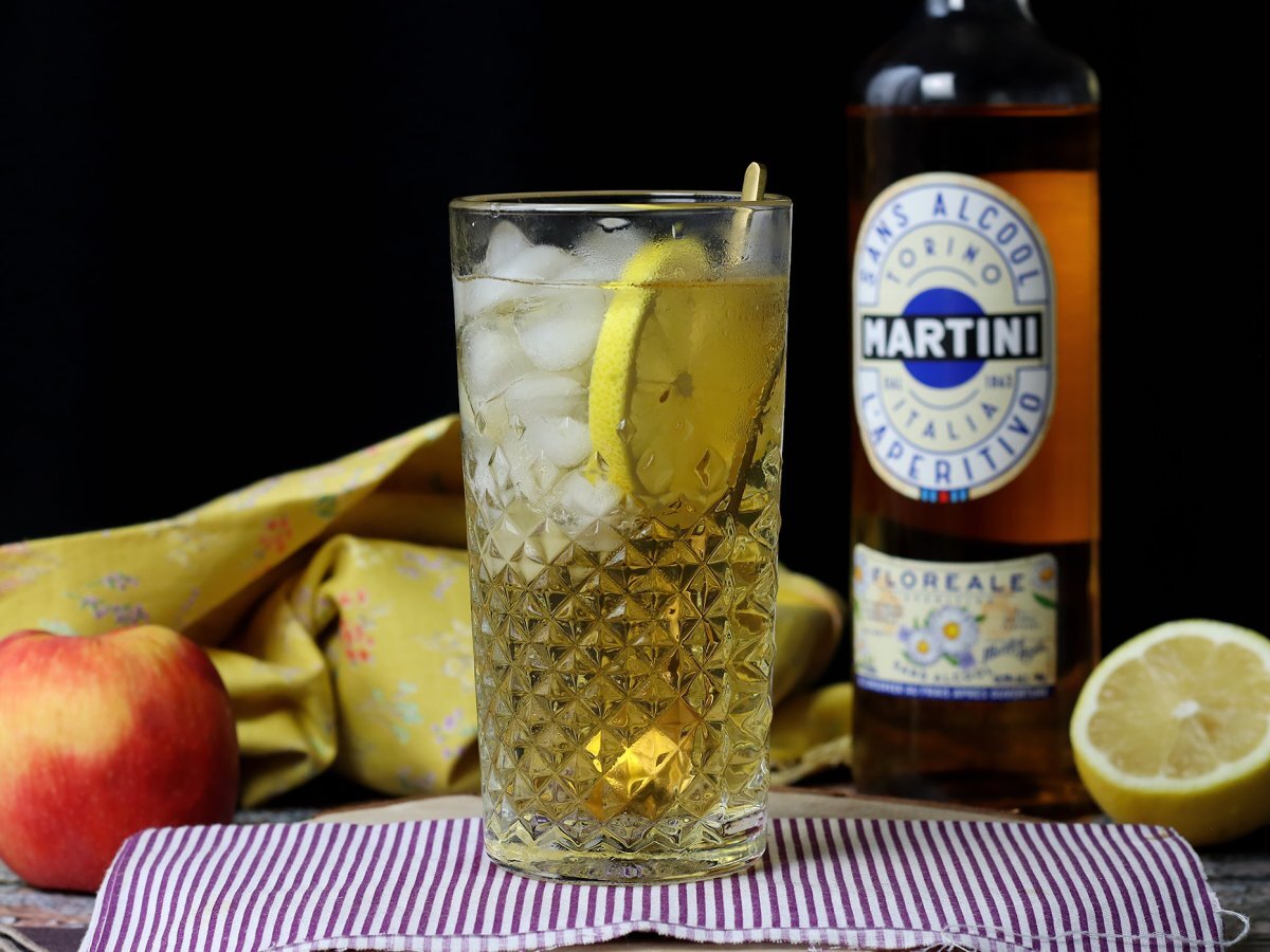 Alkolsüz Martini Spritz, aperatif için tatlı, çiçeksi bir kokteyl