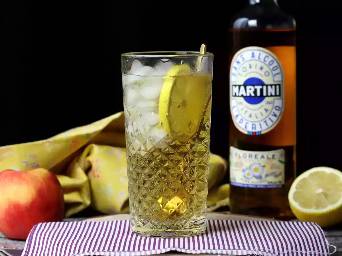 Alkolsüz Martini Spritz, aperatif için tatlı, çiçeksi bir kokteyl