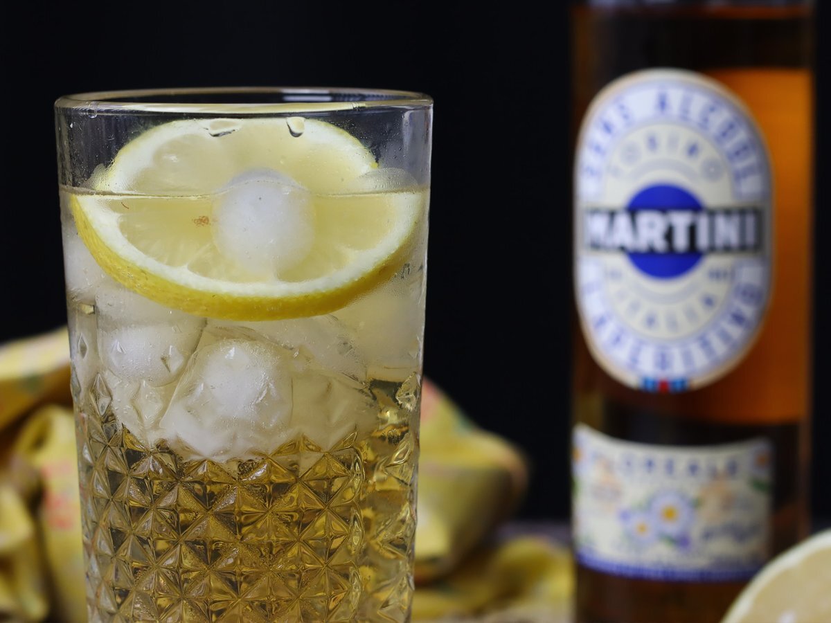 Alkolsüz Martini Spritz, aperatif için tatlı, çiçeksi bir kokteyl - fotoğraf 2