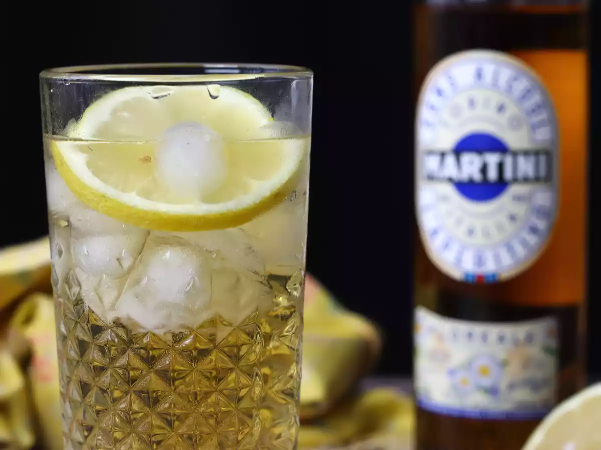 Alkolsüz Martini Spritz, aperatif için tatlı, çiçeksi bir kokteyl - fotoğraf 2