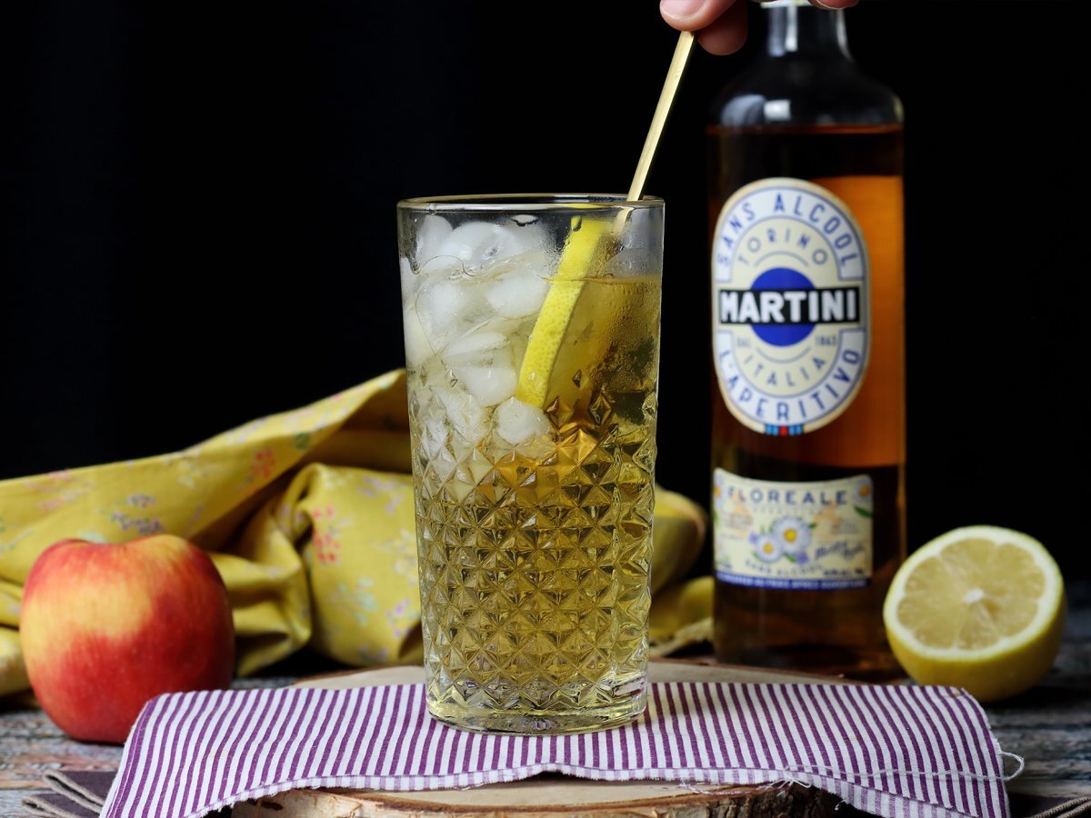 Alkolsüz Martini Spritz, aperatif için tatlı, çiçeksi bir kokteyl - fotoğraf 3