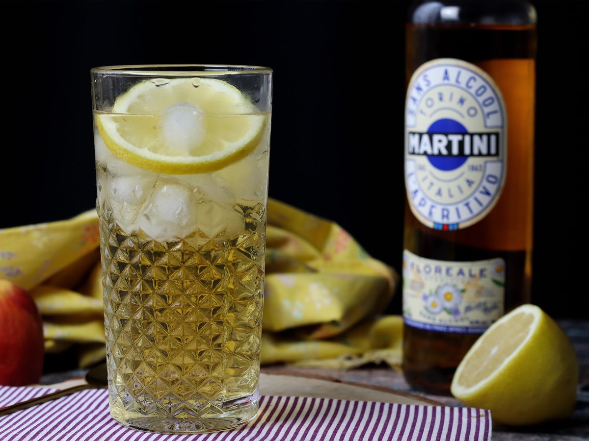 Alkolsüz Martini Spritz, aperatif için tatlı, çiçeksi bir kokteyl - fotoğraf 4