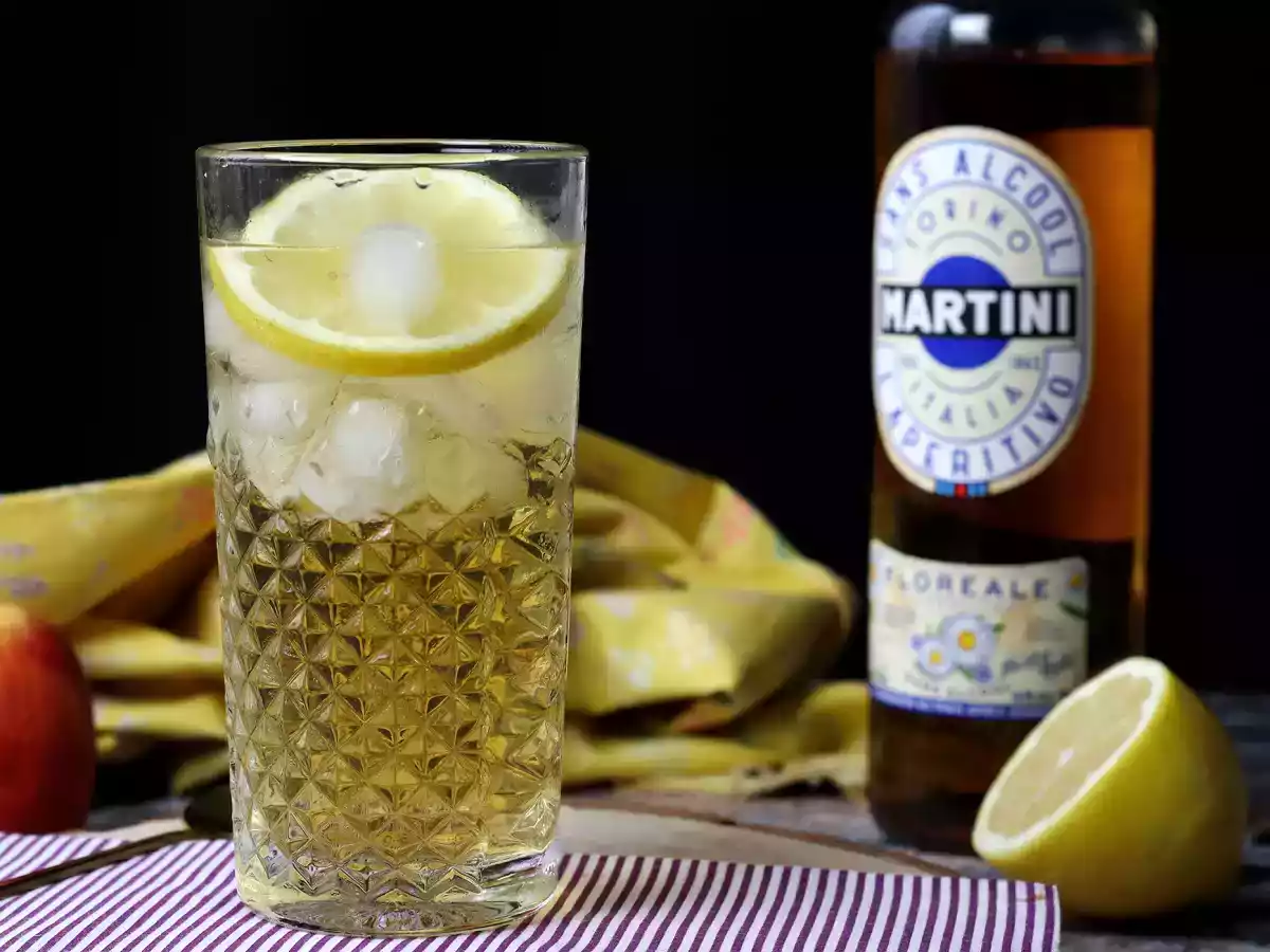Alkolsüz Martini Spritz, aperatif için tatlı, çiçeksi bir kokteyl - fotoğraf 4