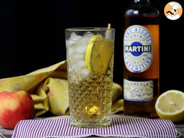 Alkolsüz Martini Spritz, aperatif için tatlı, çiçeksi bir kokteyl