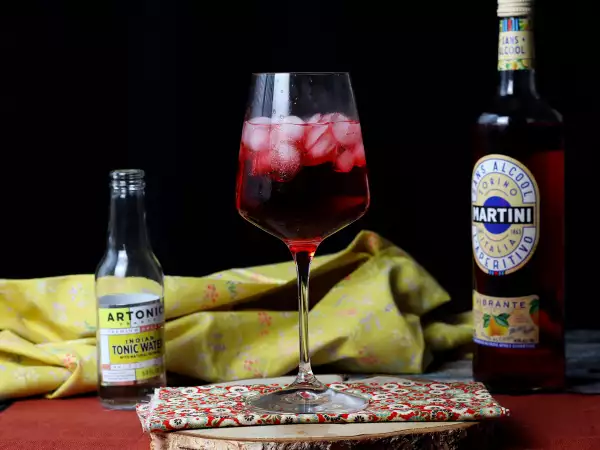 Tarif Alkolsüz martini tonik: ferah ve meyveli kokteyl!