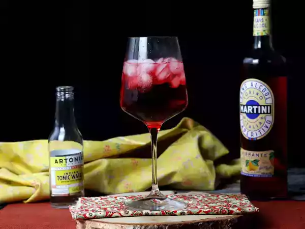Tarif Alkolsüz martini tonik, taze, meyveli kokteyl!