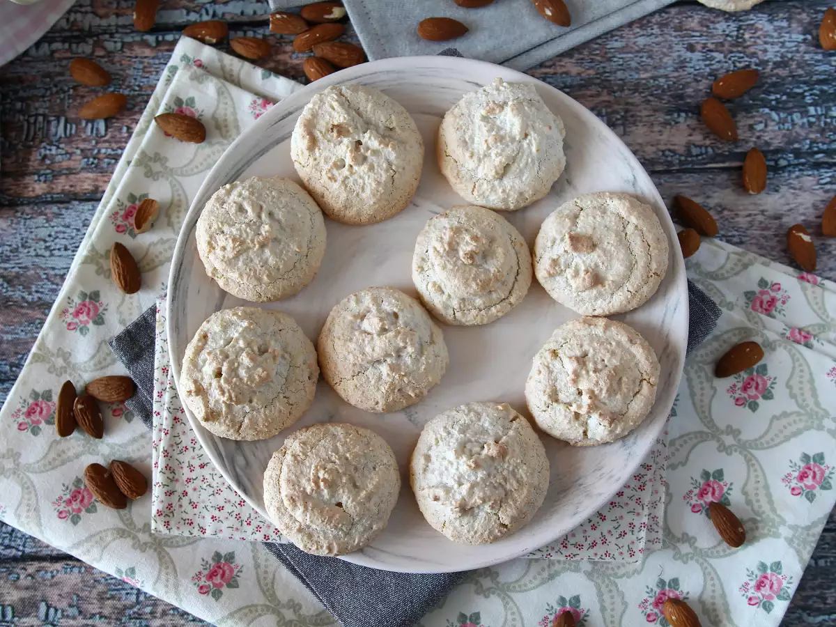 Amaretti: Kahvenin Yanında Mükemmel Giden İtalyan Bademli Kurabiyeleri! - fotoğraf 5