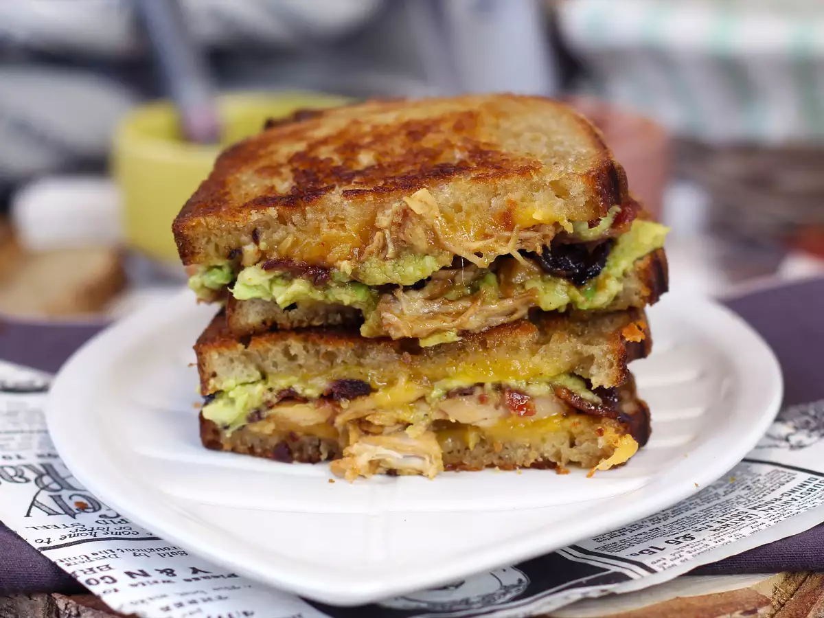 Amerikan Usulü Izgara Peynirli Büyük Sandviç: Tavuk, Avokado ve Bacon - fotoğraf 2