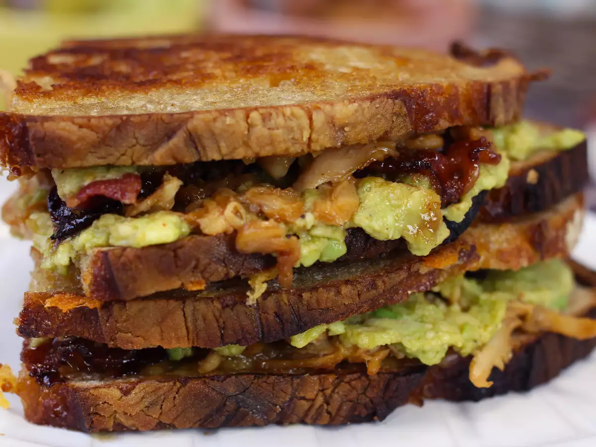 Amerikan Usulü Izgara Peynirli Büyük Sandviç: Tavuk, Avokado ve Bacon - fotoğraf 3