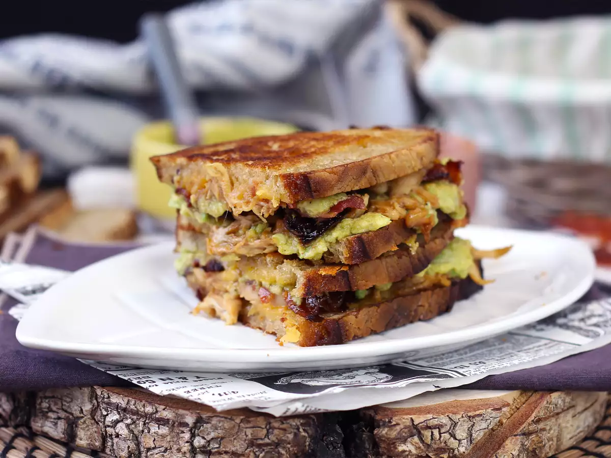 Amerikan Usulü Izgara Peynirli Büyük Sandviç: Tavuk, Avokado ve Bacon - fotoğraf 4