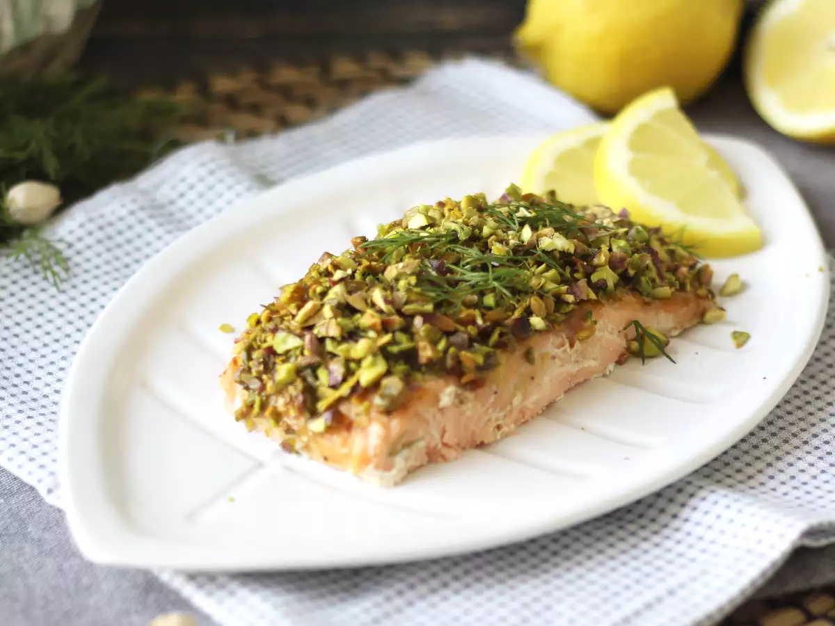 Antep fıstığı kaplı somon
