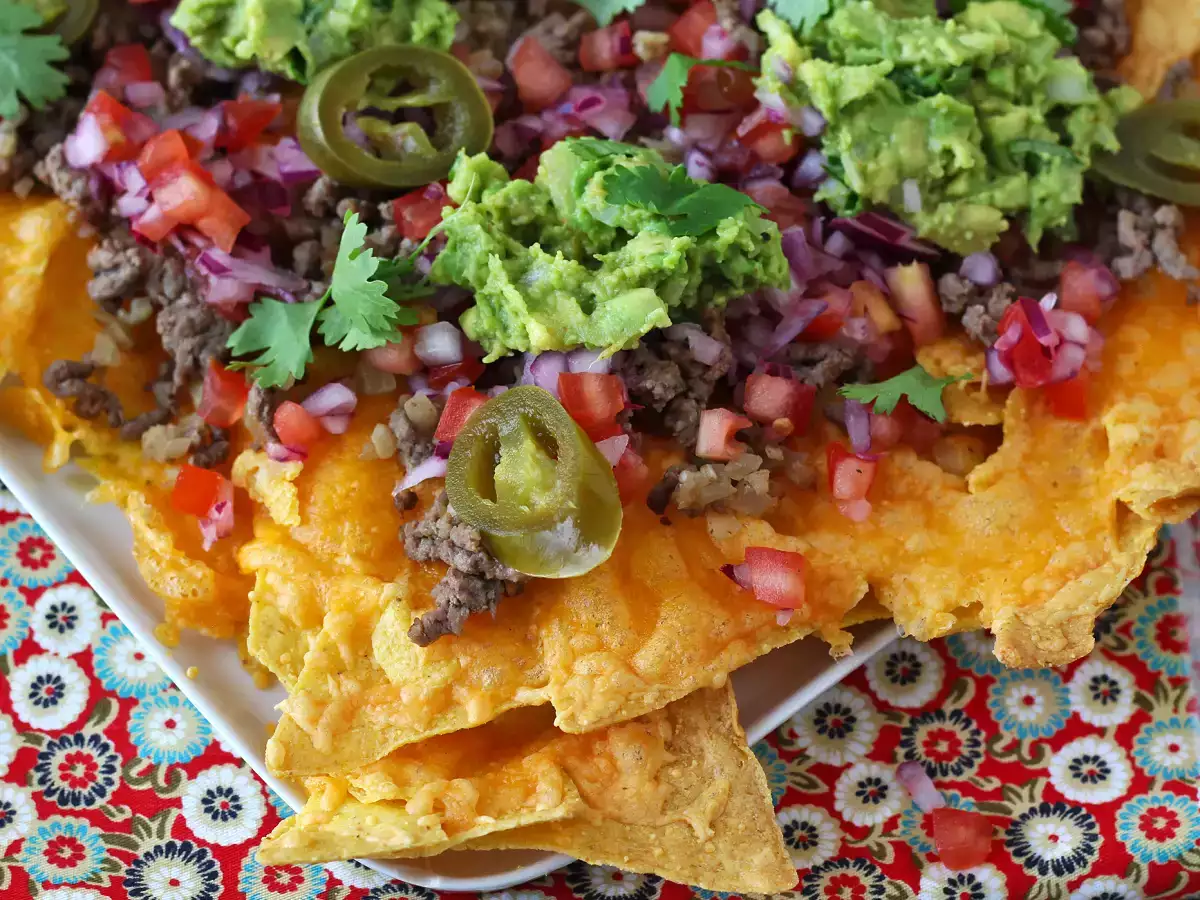 Aperatif bir akşam yemeği için mükemmel nachos!