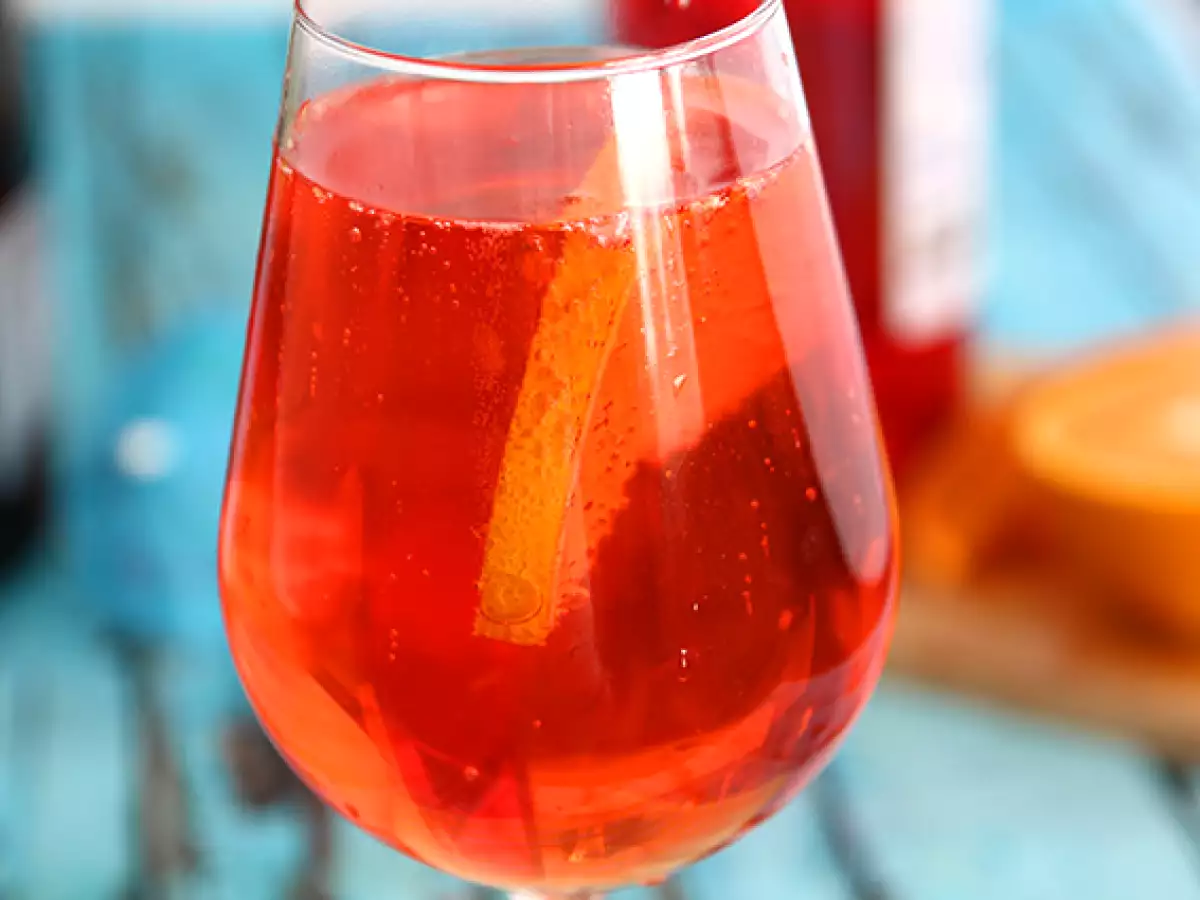 Aperol'lü ünlü İtalyan kokteyli Spritz - fotoğraf 2