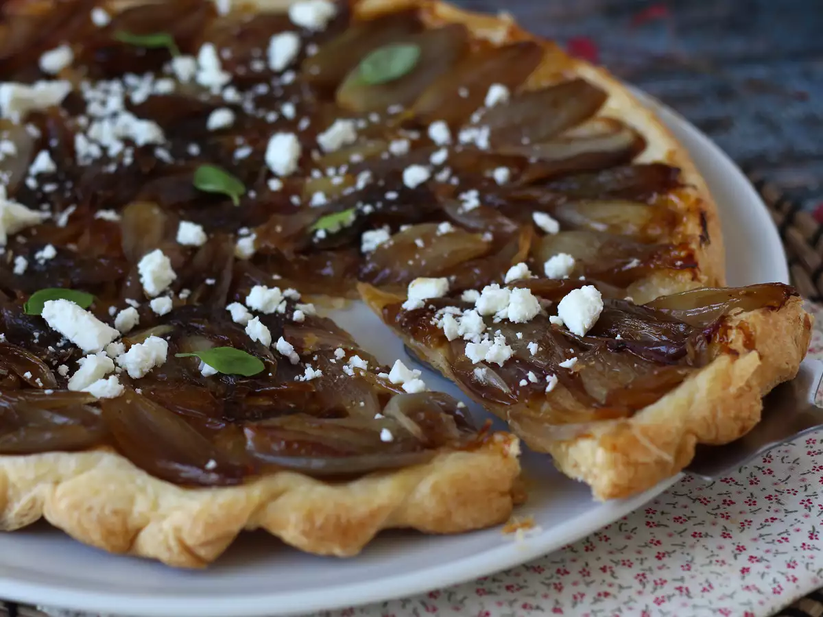 Arpacık Soğanlı ve Beyaz Peynirli Tarte Tatin: Karşı Konulmaz Tuzlu Tarif! - fotoğraf 3