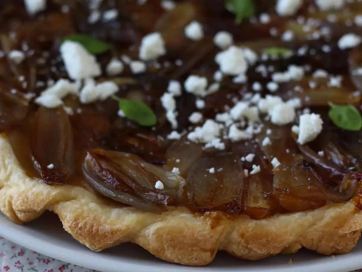 Arpacık Soğanlı ve Beyaz Peynirli Tarte Tatin: Karşı Konulmaz Tuzlu Tarif! - fotoğraf 8