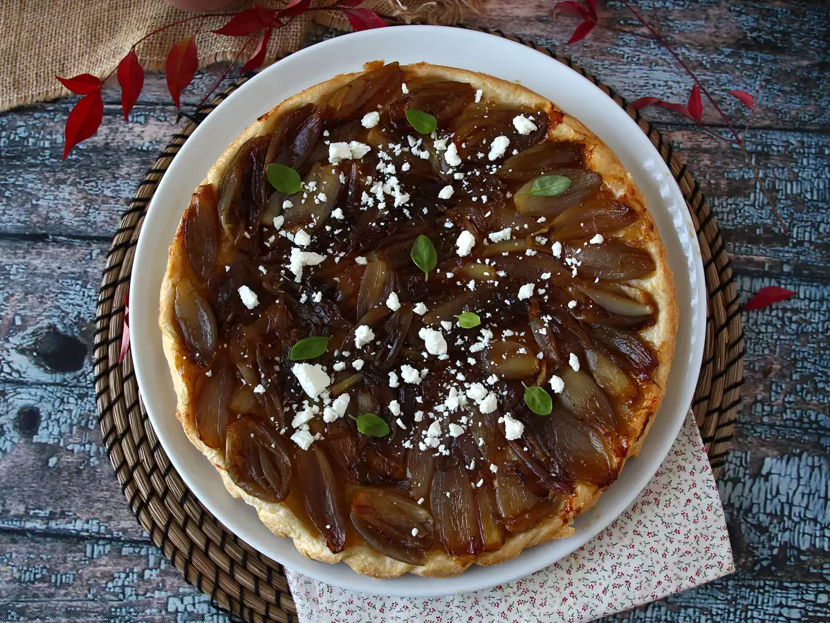 Arpacık soğanlı ve beyaz peynirli tarte tatin, karşı konulmaz tuzlu versiyon! - fotoğraf 2