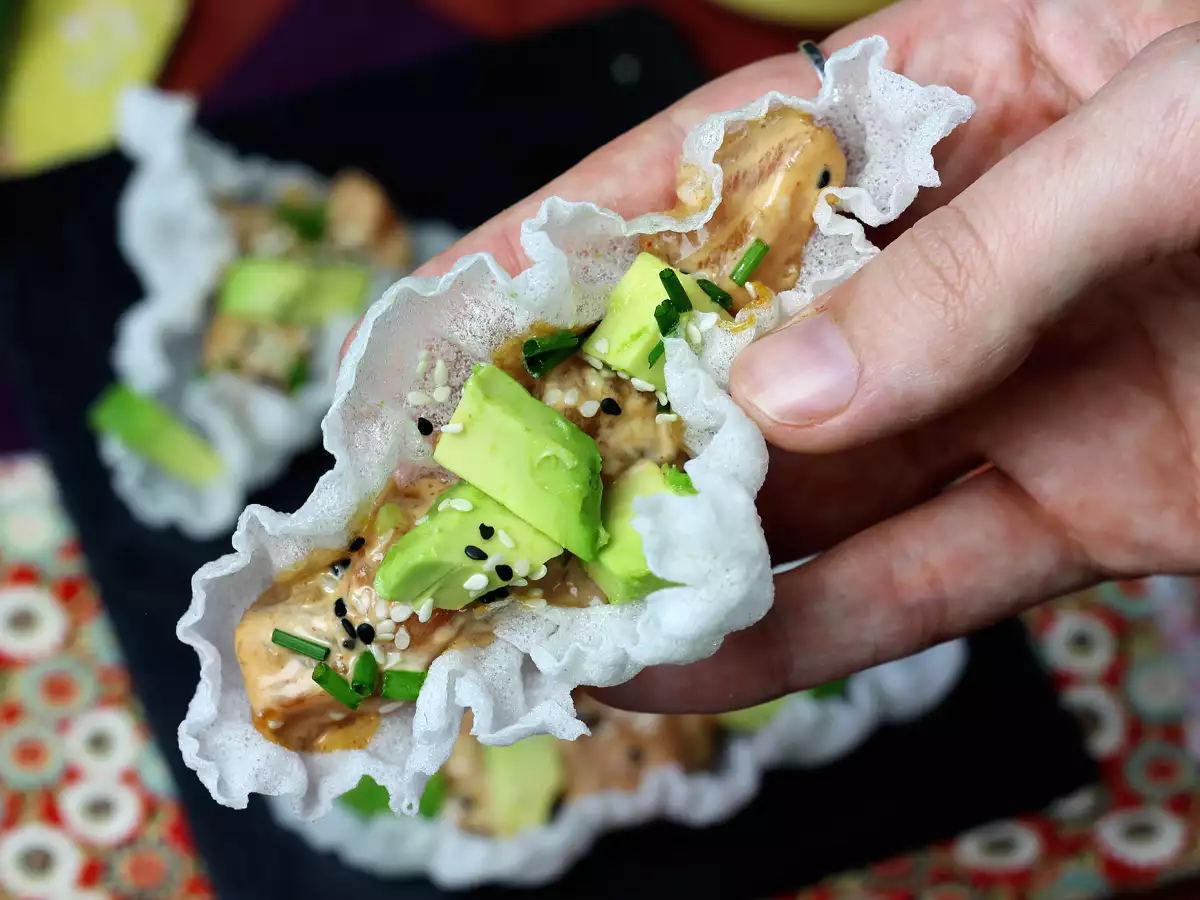 Asya tacoları: pirinç cipsinde somon tartar - fotoğraf 2