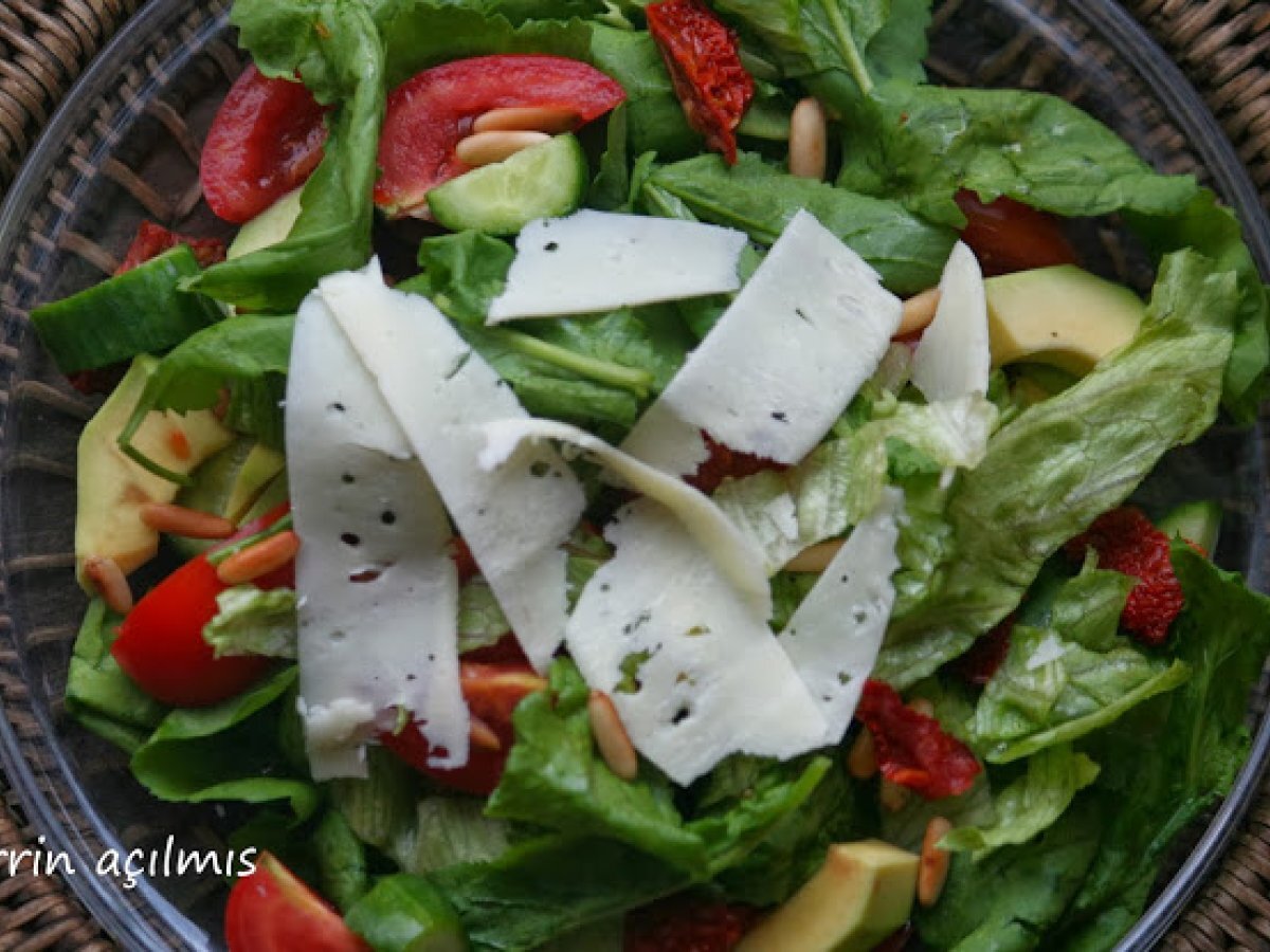 Avokado - güneşte kurutulmuş domates ve çam fıstıklı salata.......