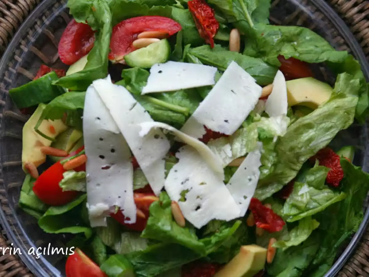 Avokado - güneşte kurutulmuş domates ve çam fıstıklı salata.......