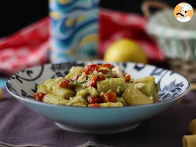 Avokado kreması, badem ve çeri domatesli soğuk makarna: vejetaryen ve çok lezzetli!