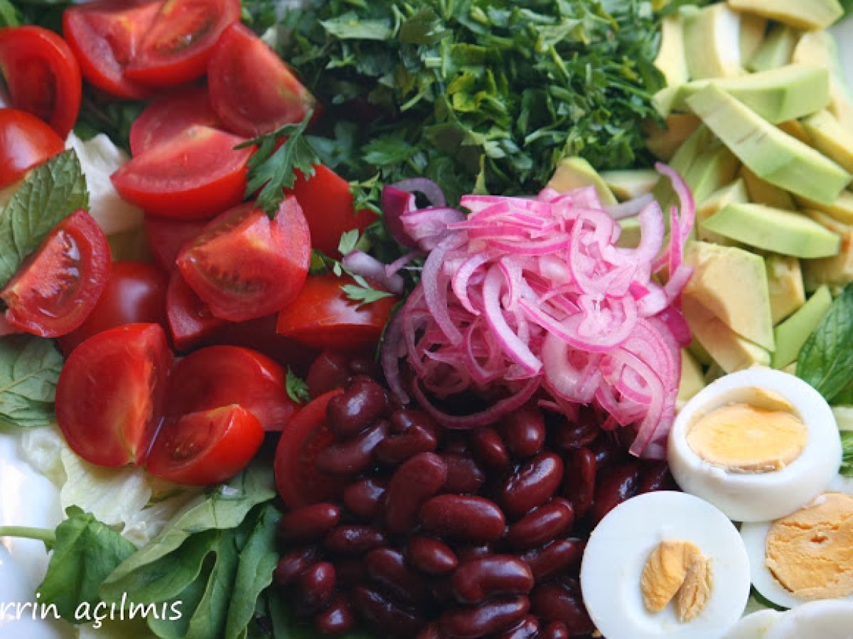 Avokado ve kırmızı fasulyeli meksika salatası......