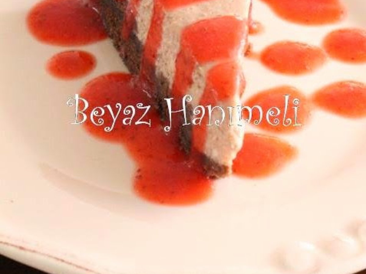 Az şekerli çilekli cheesecake