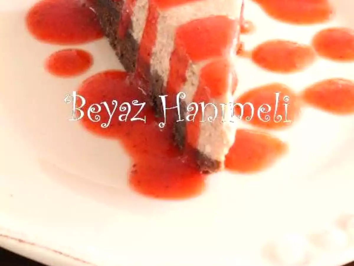 Az şekerli çilekli cheesecake