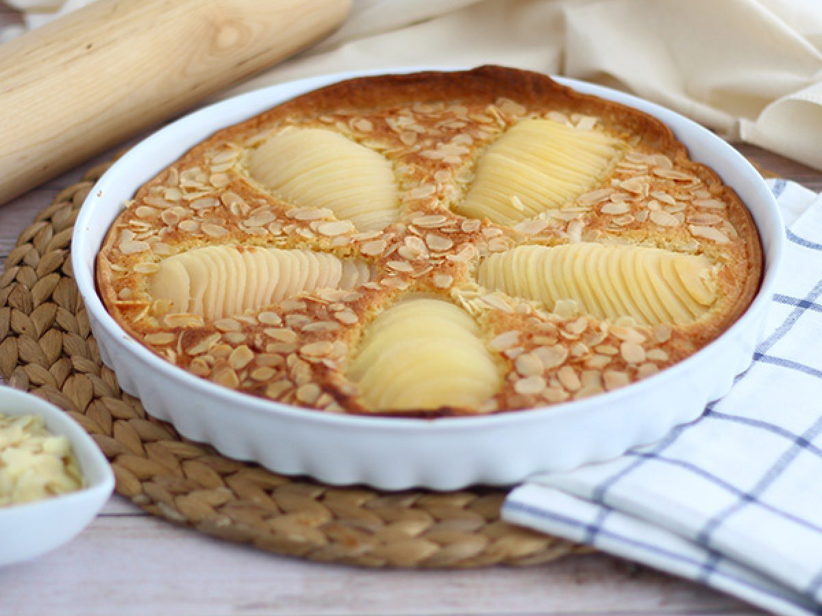 Bademli ve armutlu tart veya ünlü Bourdaloue