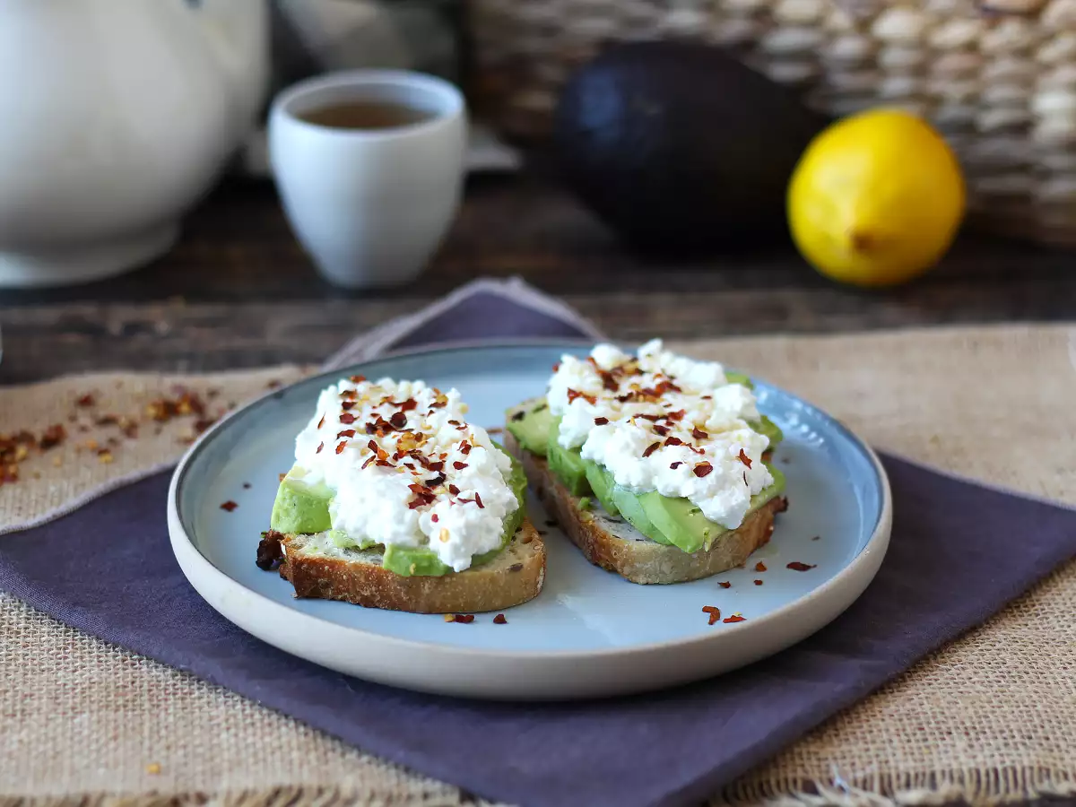 Baharatlı ballı avokado ve süzme peynirli tost - fotoğraf 3