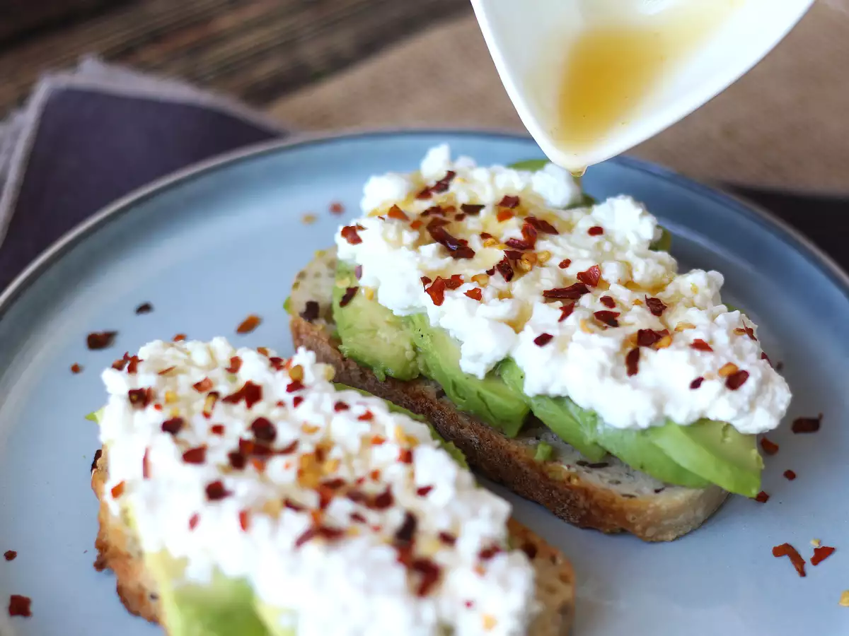 Baharatlı ballı avokado ve süzme peynirli tost - fotoğraf 5