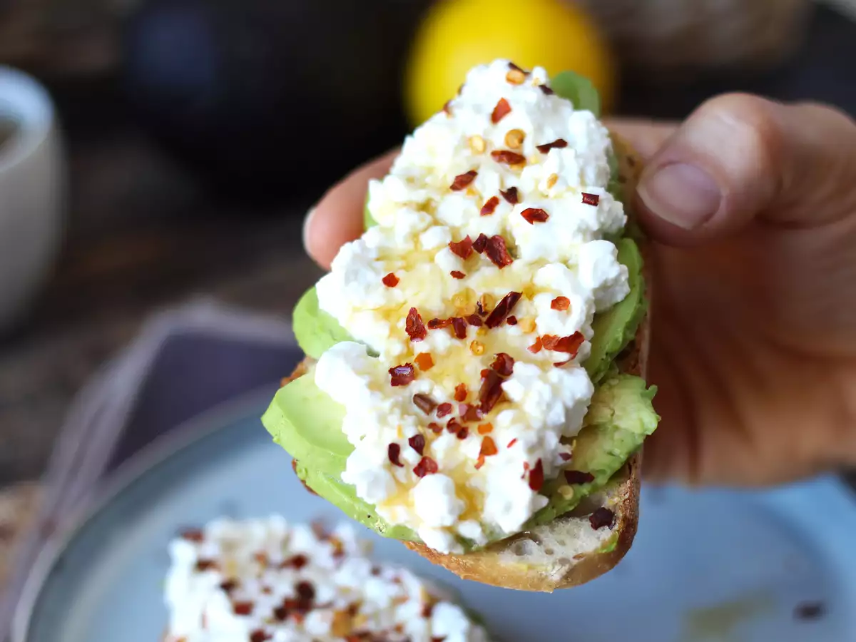 Baharatlı ballı avokado ve süzme peynirli tost - fotoğraf 6