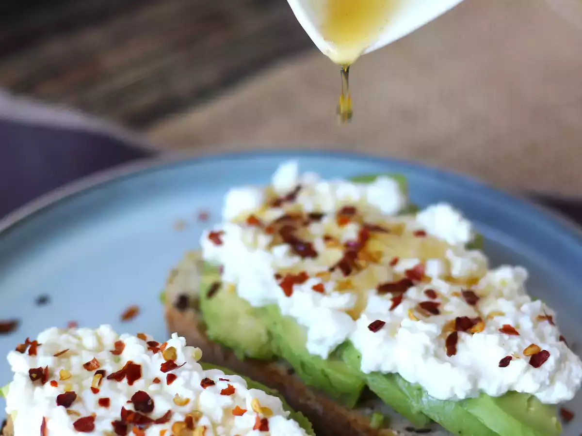 Baharatlı ballı avokadolu ve cottage cheese'li tost - fotoğraf 2